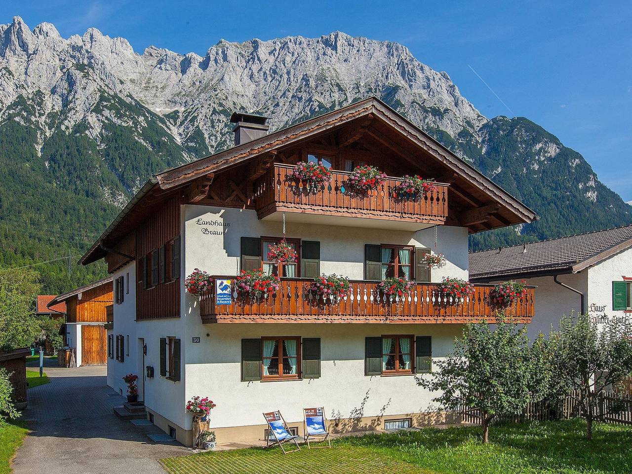 Ganze Ferienwohnung, Braun, Landhaus - "Edelweiß" - Ferienwohnung/2 Schlafräume/Dusche,Wc in Mittenwald, Bayerische Alpen