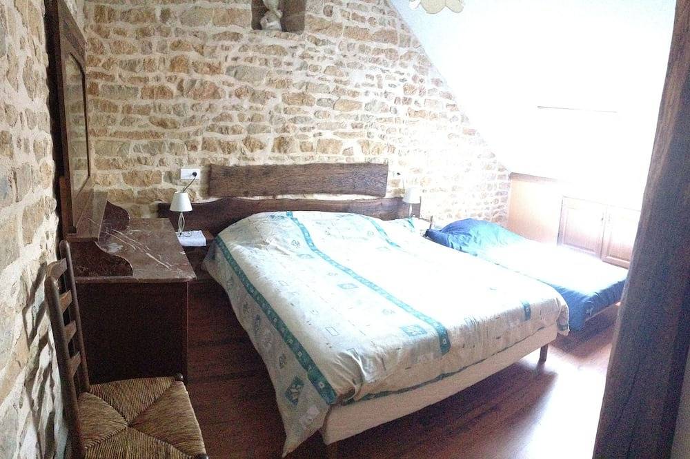 Gîte familiale  La Ferme des Forges , 4 chambres 11 personnes avec piscine in Germigny-l'Exempt, Saint-Amand-Montrond