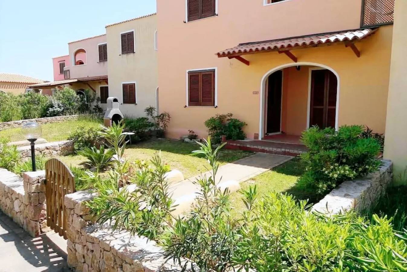 Appartamento intero, Il tuo rifugio verde in riva al mare in Lu Lamoni, Vignola Mare