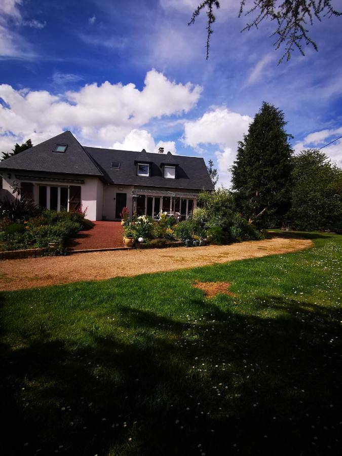 Gîte pour 4 personnes, avec jardin à Genêts