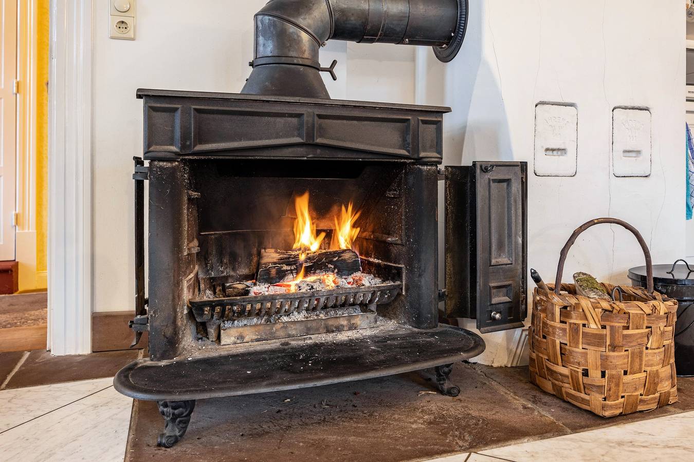 Entire apartment, Holiday flat 'Apartment Burggarten' with dream view and terrace in Trendelburg, Hessisches Bergland