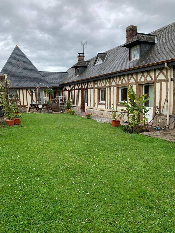 Location de vacances pour 8 personnes, avec Terrasse et Jardin ainsi que Bassin pour enfant et Piscine à Néville
