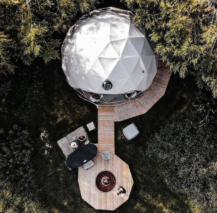 Glamping for 2 people, with Hot tub and Terrace as well as Garden and View in Surrey