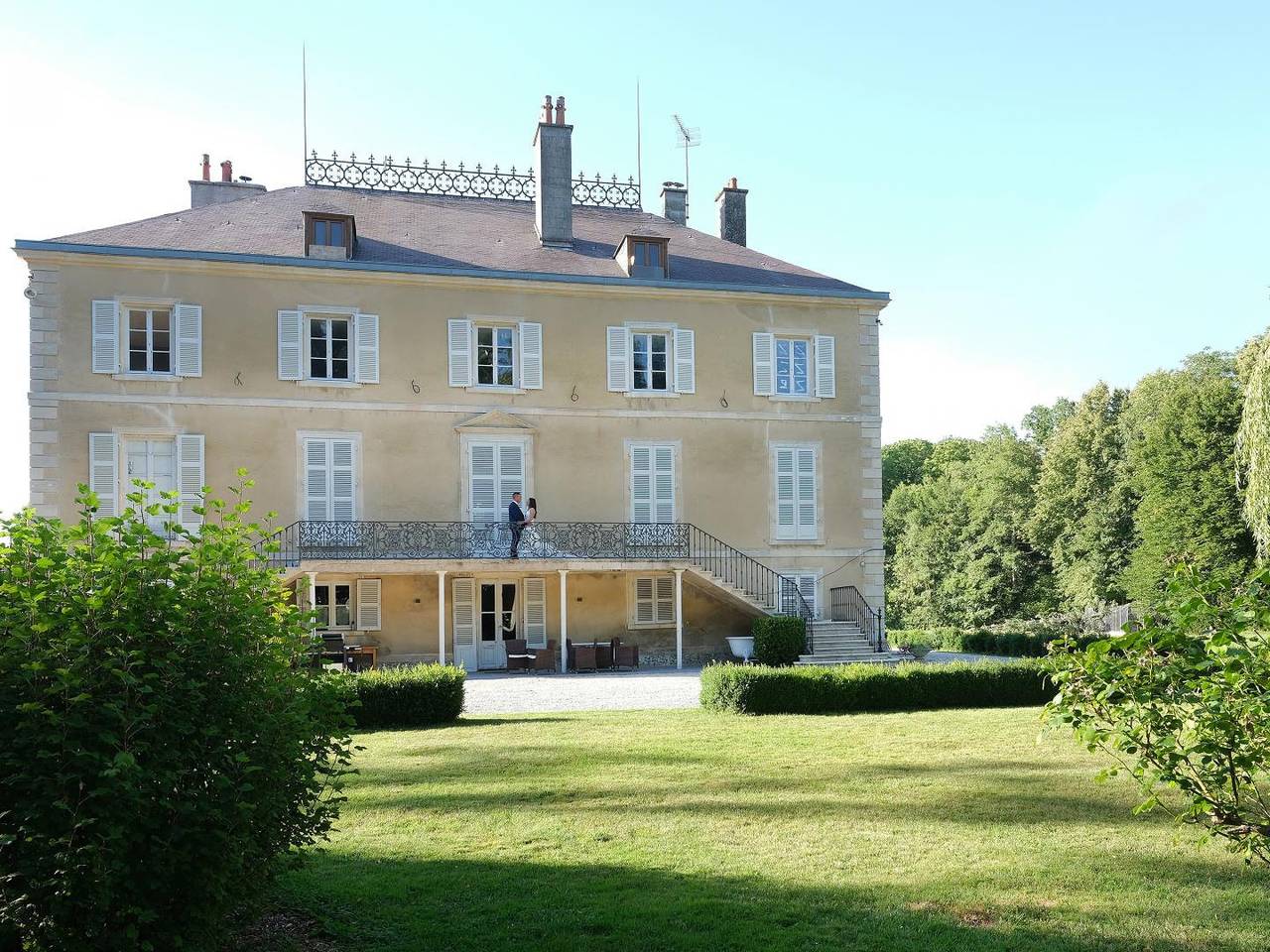 Le Château de Crespy - Black so Chic in Crespy-le-Neuf, Parc naturel régional de la Forêt d'Orient