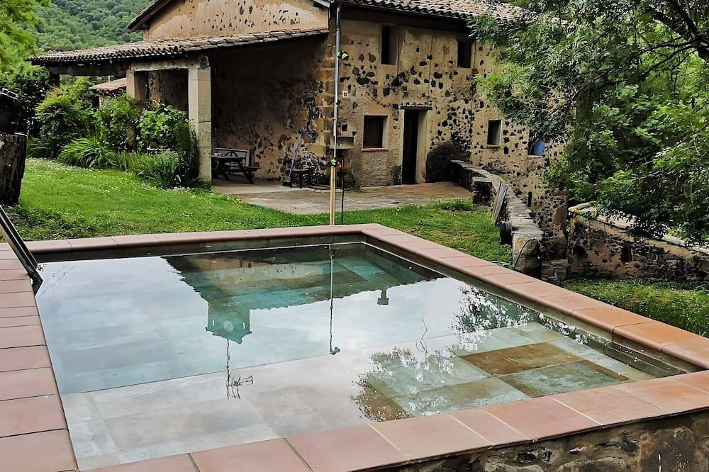 Casa rural Cargol de Mas Violella, parque natural, acceso directo jardín, piscina y wifi in San Juan les Fonts, Parc Natural de Zona Volcànica de la Garrotxa