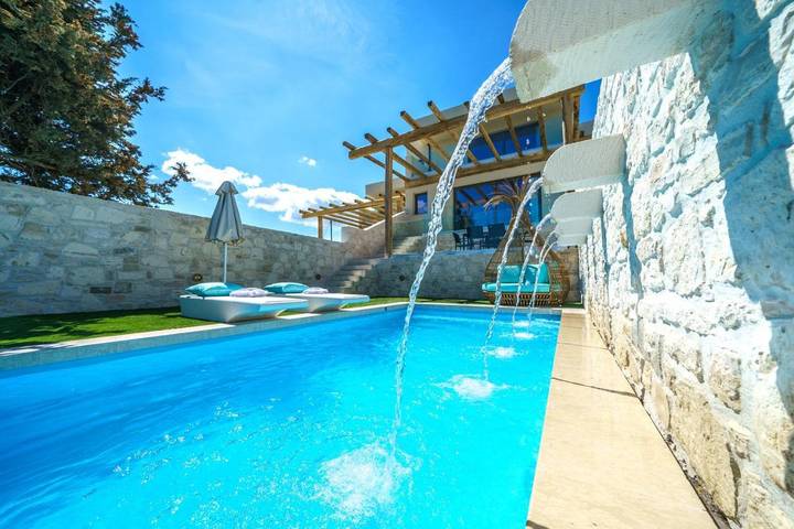 Ferienhaus für 4 Personen, mit Balkon und Terrasse sowie Whirlpool und Garten