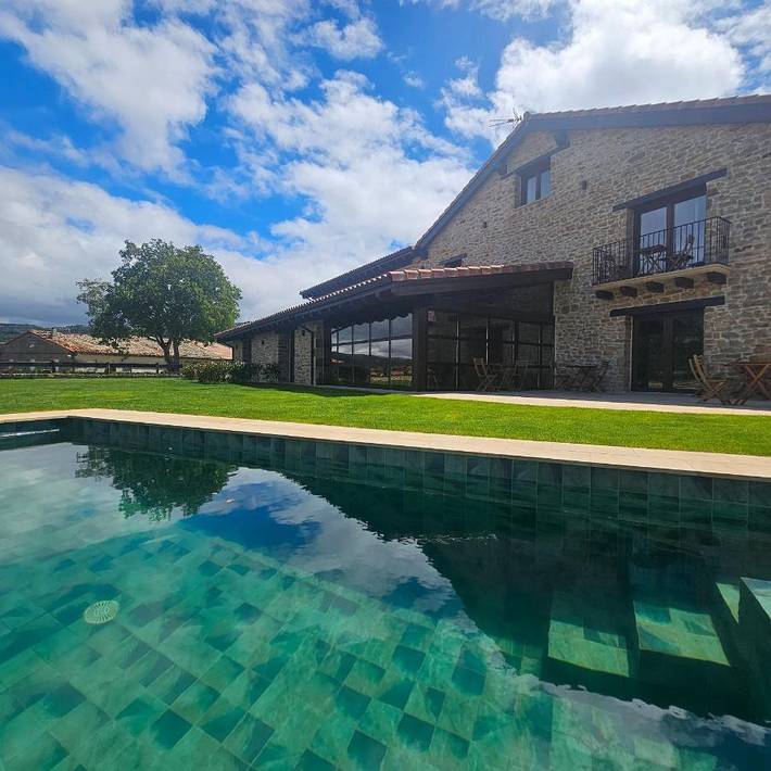 Hotel para 4 personas, con jardín además de vistas y piscina - 1