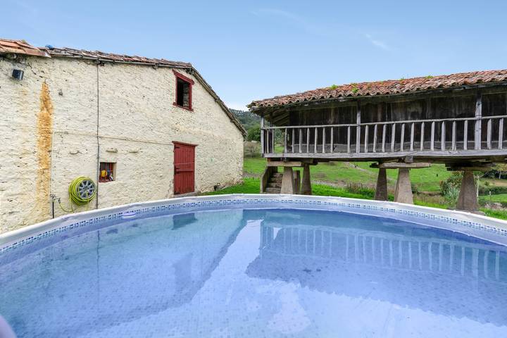 Casa Rural Loli: piscina privada, jardín, naturaleza y Wi-Fi en Asturias in Villaviciosa , Costa Verde