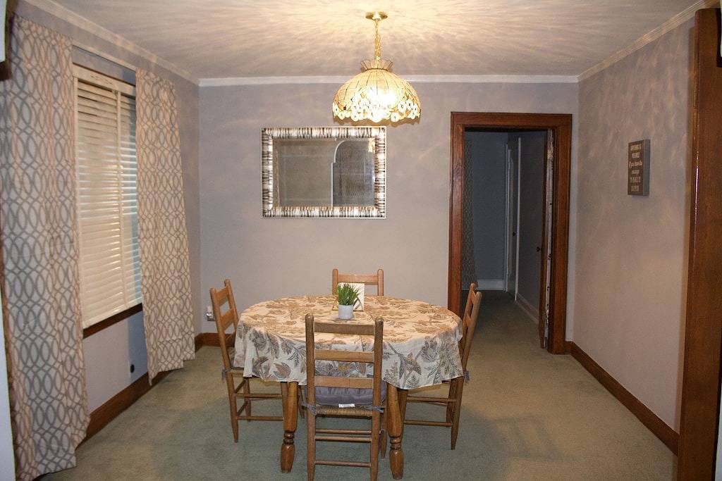 Gesamte Dogtown House in der Nähe von Zoo, Forest Park und Wash U in St. Louis, Missouri