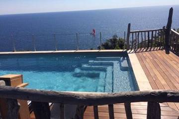 Cottage pour 5 personnes, avec terrasse ainsi que jardin et jacuzzi dans Plage de Fautea