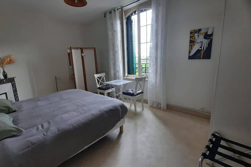 Isabelle's \"train station\" 3 minutes from the Puy du Fou Propertyname_106246771_1036 = House in the heart of town where everything can be done on foot in Chambretaud, Loire Valley