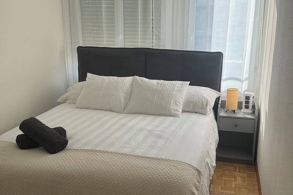 Entire apartment, 5th floor, charming 2-bedroom apartment , Centre of Geneva in Eaux-Vives, Genève