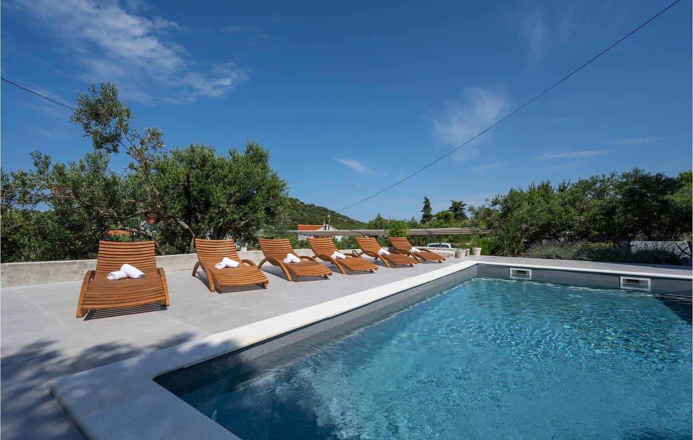 Ganze Ferienwohnung, Charmantes Apartment, 2 km vom Strand entfernt: Gemütliches Apartment mit Pool, Terrasse und WLAN in Općina Murter-Kornati, Murter