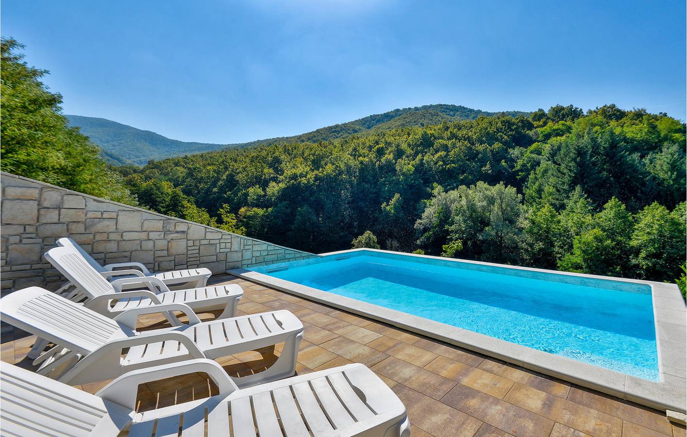 Geräumige 110 m² große Wohnung mit Pool, Terrasse, WLAN und Parkplatz in Zagreb und Umgebung