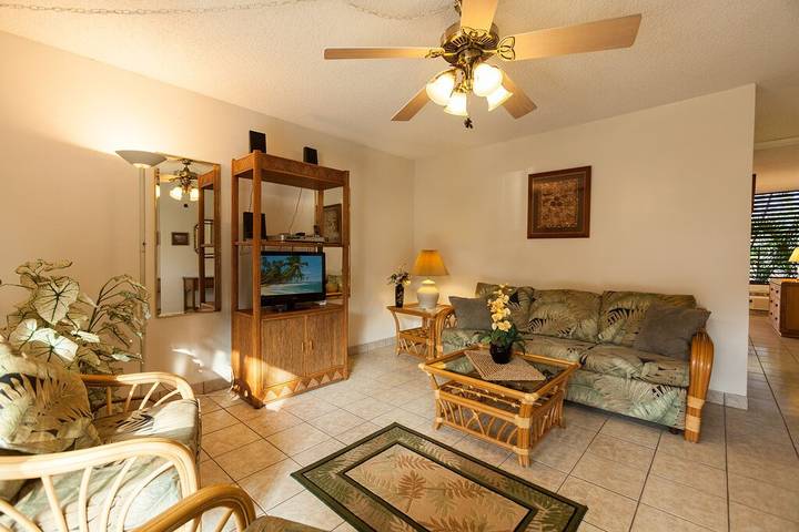 Vacation rental for 4 people, with hot tub and balcony as well as pool and yard in Kailua-Kona