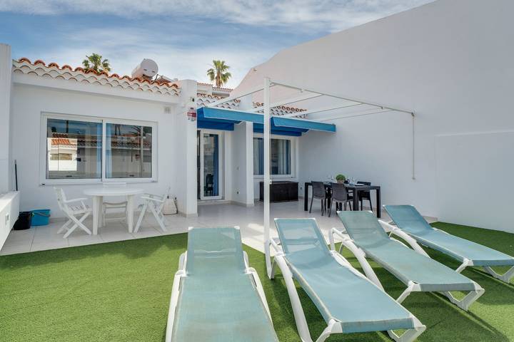 Apartamento entero, Vacaciones "Costa Adeje Paradise" con piscina privada, Wi-Fi y aire acondicionado in San Eugenio Alto, Adeje