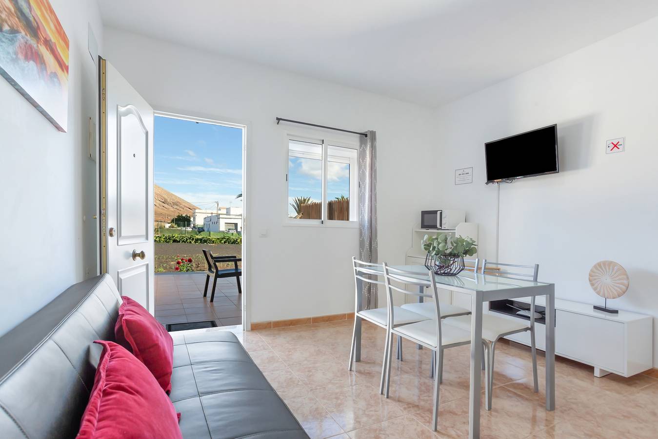 Entire apartment, Vacation Apartment 'Escanfraga 1' with Shared Pool, Private Terrace and Wi-Fi in Villaverde, La Oliva