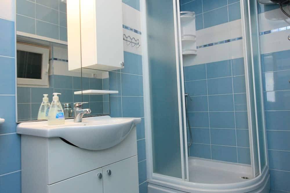 Ganze Wohnung, 1-Zimmer-Ferienwohnung mit Terrasse und Meerblick Kukljica, Ugljan (A-8209-b) in Kukljica, Insel Ugljan