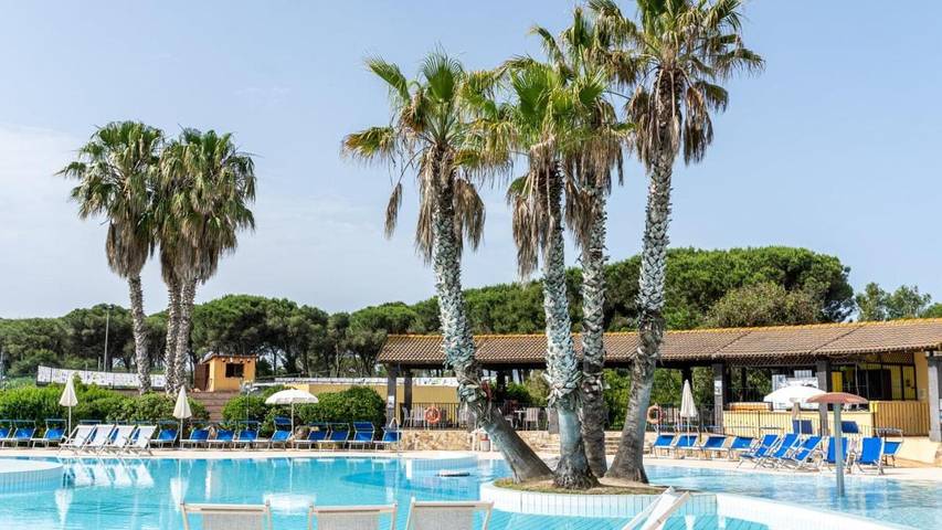 Appartamento per 4 persone, con Idromassaggio e Terrazza nonché Giardino e Piscina per bambini a Arborea