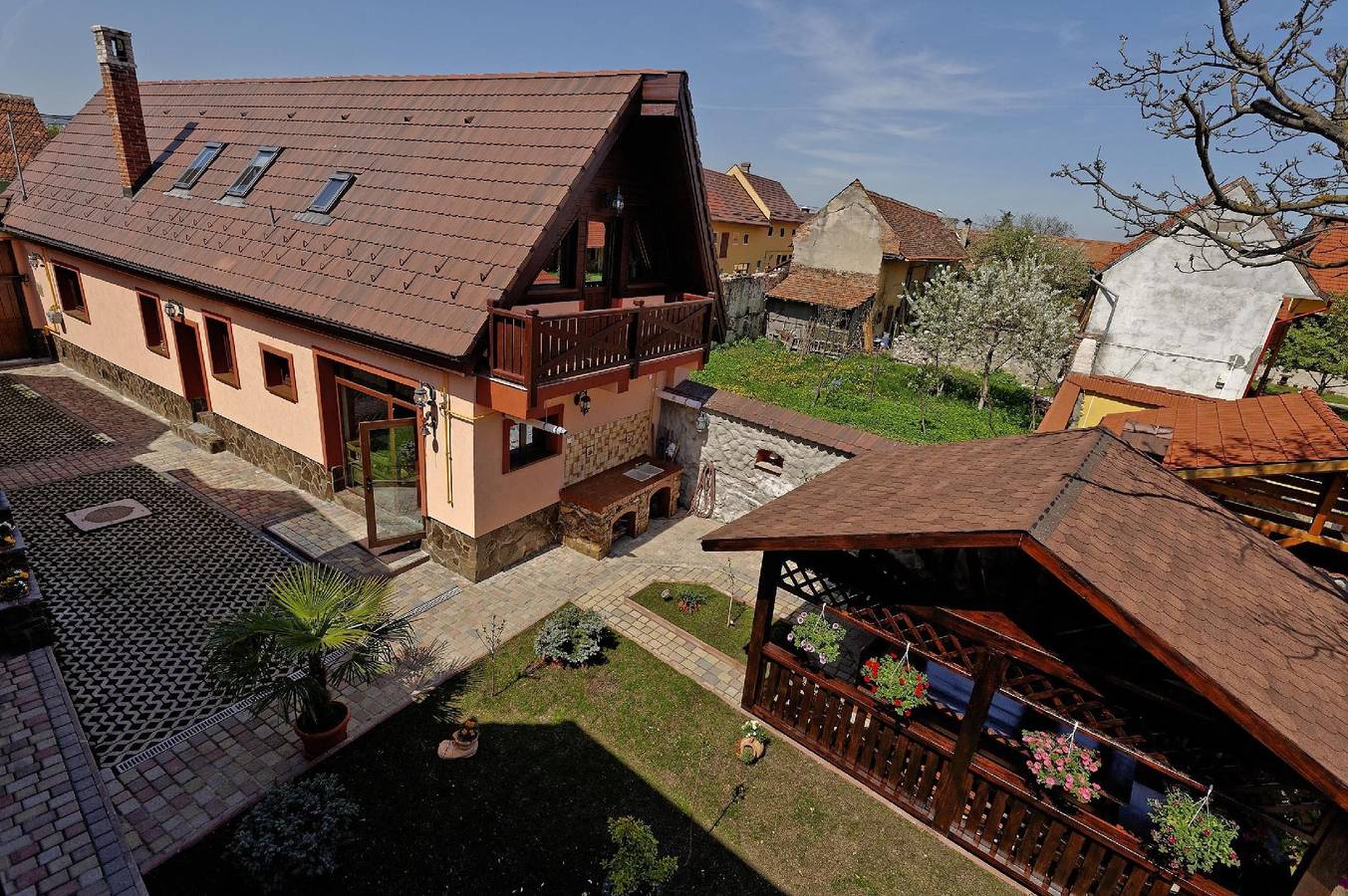 Kürzlich in eine Ferienvilla konvertiertes (2010), umfriedetes Haus aus der Sachsenzeit, mit privatem Indoor-Pool und Jacuzzi, Außenküche und Grillplatz in Karpaten
