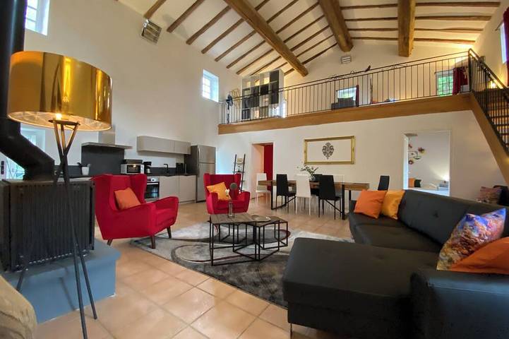 Gîte pour 10 personnes, avec piscine ainsi que jardin et terrasse à Cardet