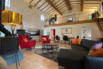 Gîte pour 10 personnes, avec terrasse ainsi que piscine et jardin à Cardet