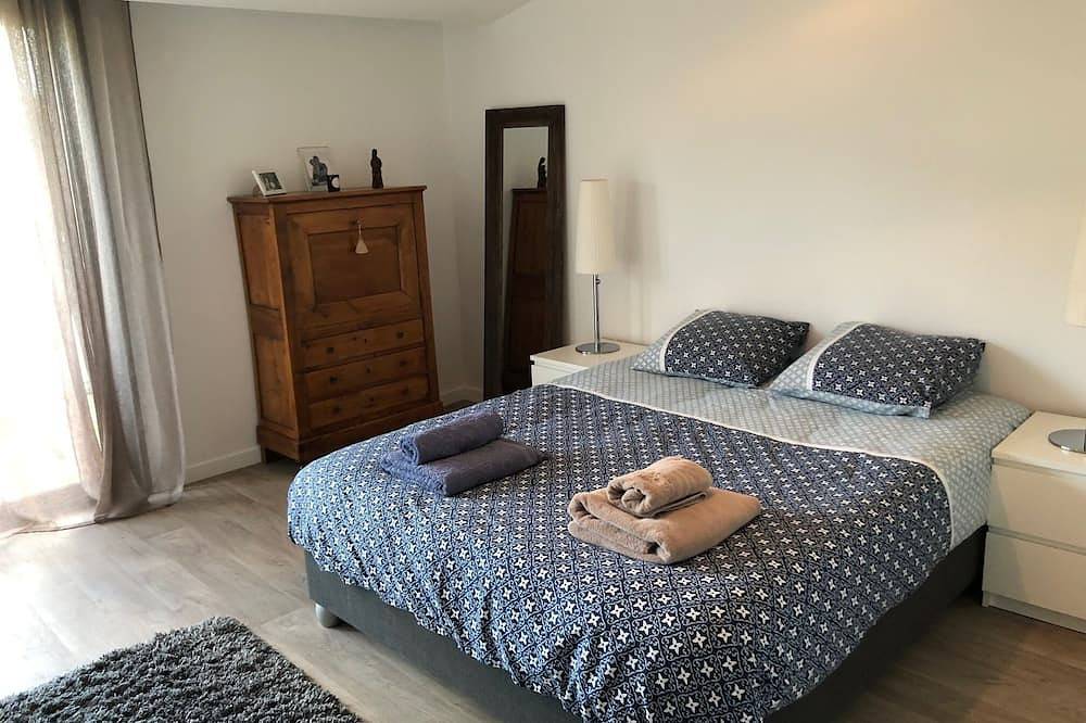 Maison familiale piscine  privée et cheminée  9 couchages 5 chambres in Caudéran (Bordeaux), Bordeaux