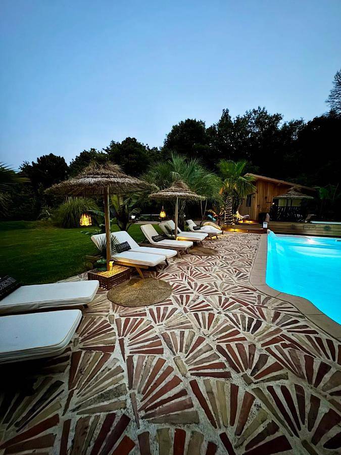 Appart’hôtel pour 2 personnes, avec piscine et bassin pour enfant ainsi que jardin et sauna