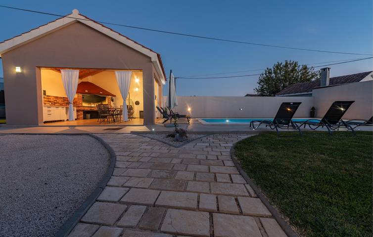 Gemütliche 1-Zimmer-Wohnung mit Pool und WLAN, nur wenige Schritte vom Restaurant Markica entfernt in Galovac, Zadar