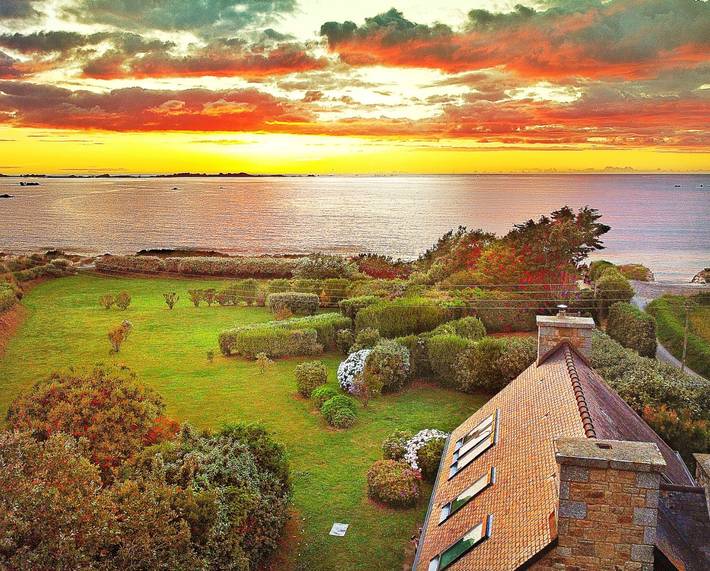 Maison de vacances 'Kermohic - En Front De Mer' avec vue sur la mer, terrasse privée et Wi-Fi in Pleubian, Côte de Granit Rose