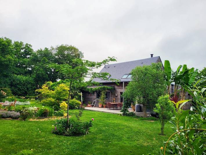 Chambre d’hôte pour 3 personnes, avec Terrasse et Jacuzzi ainsi que Jardin et Vue