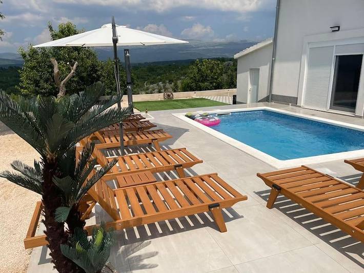 Ferienhaus für 10 Personen, mit Ausblick und Pool sowie Garten