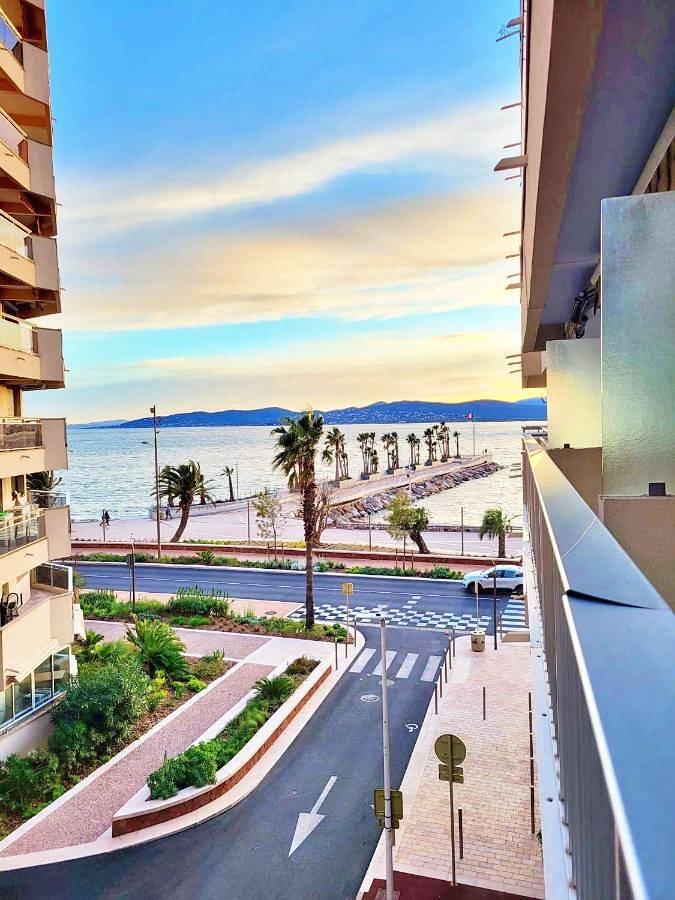 Gîte pour 4 personnes, avec balcon et vue dans Plage Beau Rivage Saint Raphael - 2