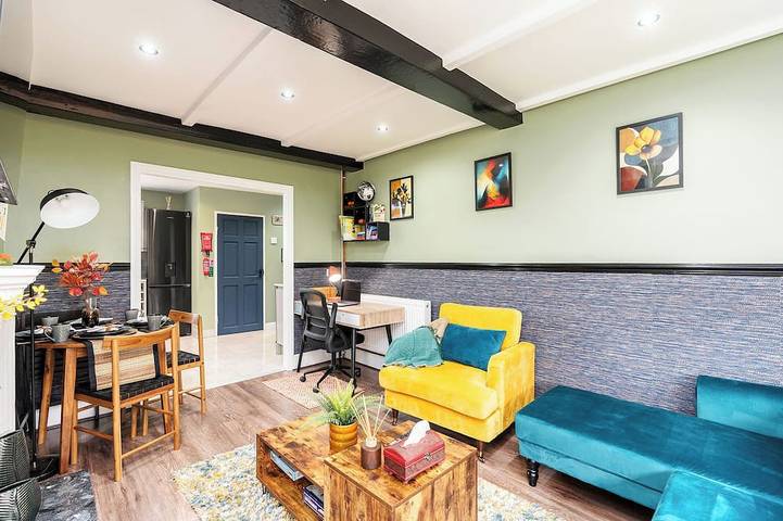 Entire apartment, Cozy apartment, 10 min from B'ham Airport/Nec/Hs2 sleeps up to 6, King bed, Wifi in Solihull, Birmingham Area
