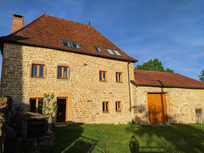 Location de vacances pour 13 personnes, avec Terrasse et Jardin ainsi que Piscine et Vue à Saint-Julien-de-Civry
