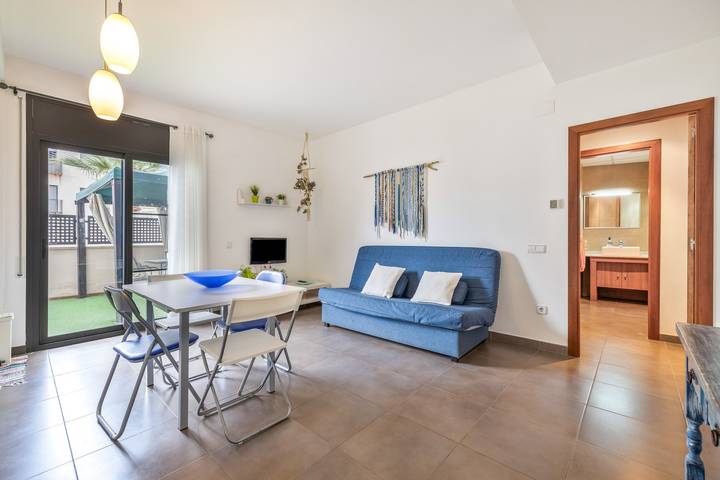 Apartamento entero, Apartamento 'Gran Terraza Marita' con piscina comunitaria, Wi-Fi y aire acondicionado in San Jaime de Enveija, Delta del Ebro