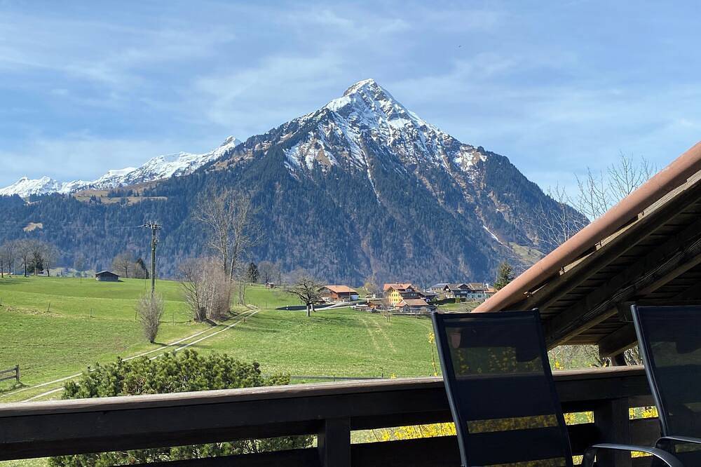 Charming 3-bedroom chalet in Aeschi 15min from Interlaken in Aeschi bei Spiez, Thunersee