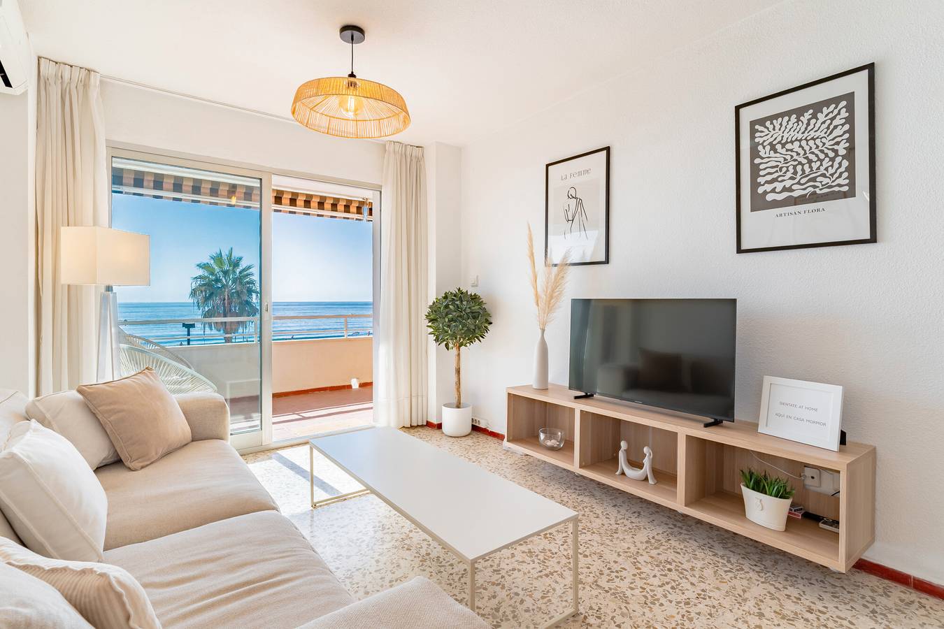 Apartamento entero, Apartamento 'Mormor' con vistas al mar, Wi-Fi y aire acondicionado in Los Boliches, Fuengirola