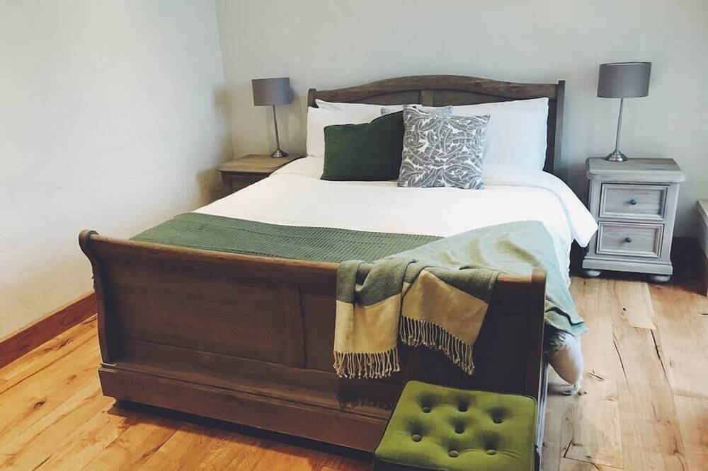 Luxury secluded chateau with pool and hot tub in Beynac-et-Cazenac, Périgord Noir