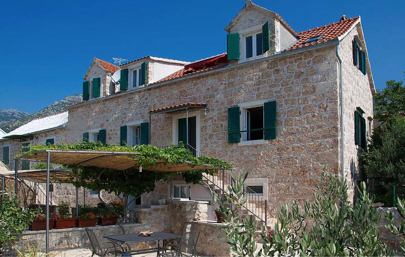 Ganze Ferienwohnung, Gemütliche Ferienwohnung mit Terrasse, WLAN und Parkplatz, 1 km vom Strand entfernt in Bol, Brac