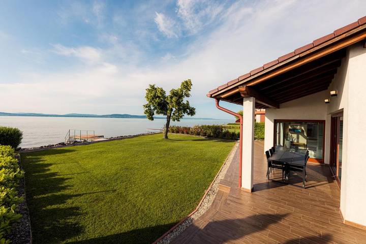 Ferienhaus für 8 Personen, mit Whirlpool und Terrasse sowie Garten und Seeblick in Balatonboglar