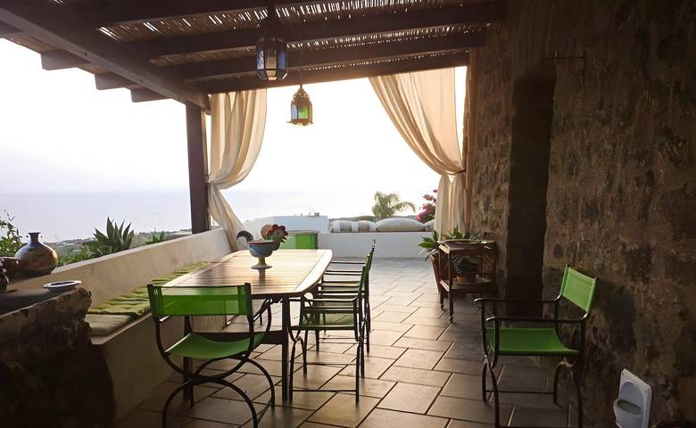Ferienhaus 'Antico Dammuso' mit privater Terrasse und privatem Garten in Pantelleria, Trapani Provinz