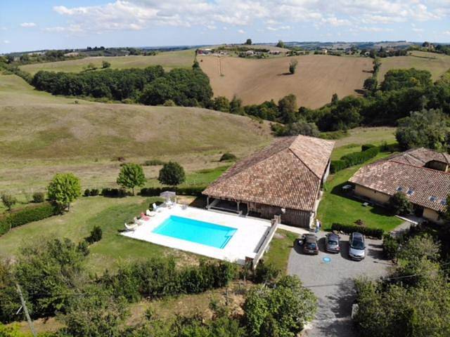 Location de vacances pour 5 personnes, avec jardin et bassin pour enfant ainsi que vue et piscine à Saint-Frajou