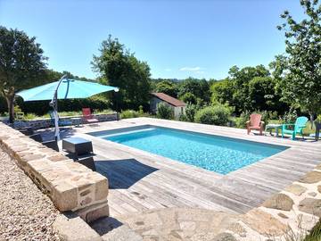 Gîte pour 6 personnes, avec terrasse ainsi que piscine et jardin, animaux acceptés dans le Cantal