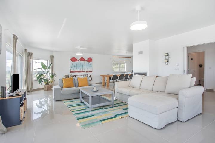 Entire studio, Studio Apartment 'Peace House Lourinhã T0' with Shared Pool, Shared Terrace and Wi-Fi in Lourinhã, Lisbon District