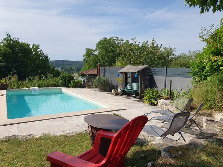 Gîte pour 6 personnes, avec terrasse ainsi que piscine et jardin à Escoire