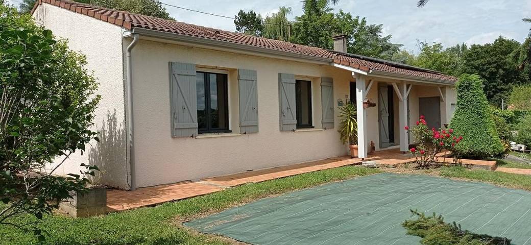 Location de vacances pour 4 personnes, avec vue ainsi que jardin et piscine à Bon-Encontre