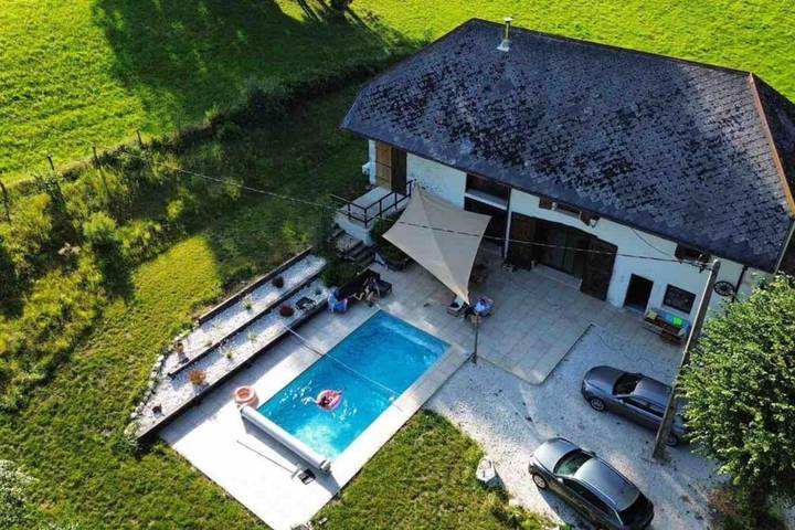 Location de vacances pour 10 personnes, avec jardin et piscine dans La Biolle - 2