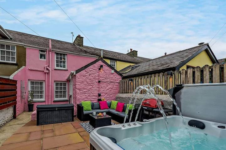 Cottage for 5 people, with Hot tub and Garden in Aberaeron