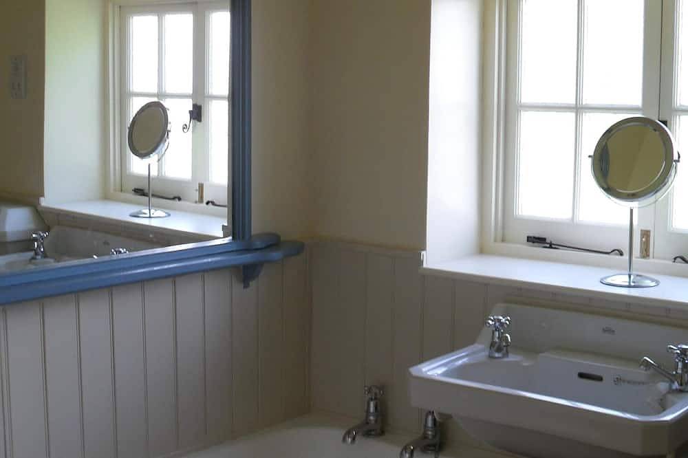 Viktorianisches Ziegelstein- und Feuersteinhäuschen im South Downs Nationalpark in Patching, West Sussex